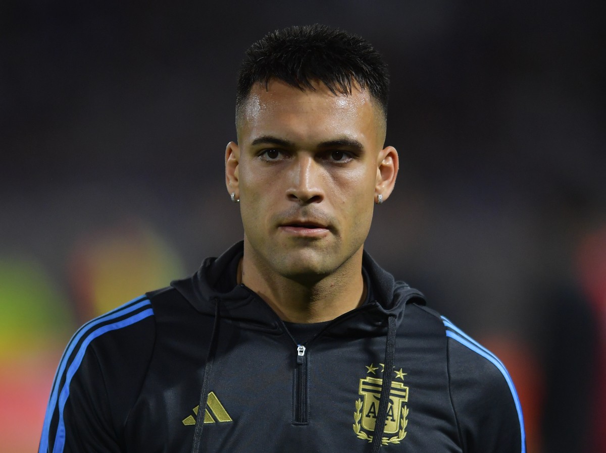 Lautaro Martinez lining up before Argentina's game against Peru