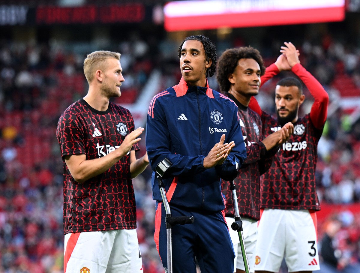 Leny Yoro with his Man United teammates earlier in the season