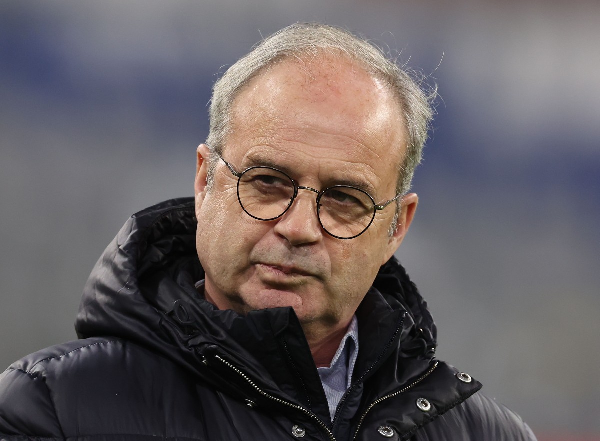 Luis Campos at a PSG training session