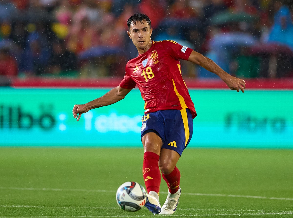 Martin Zubimendi in action for the Spanish national team