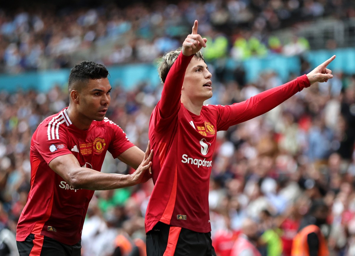 Casemiro and Alejandro Garnacho during a Manchester United game this season