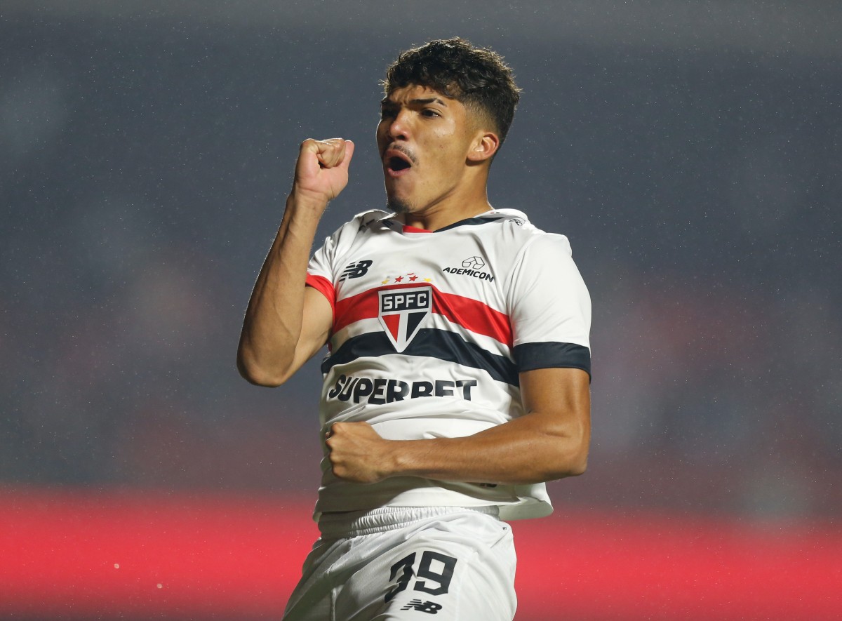 William Gomes celebrates a goal for Sao Paulo