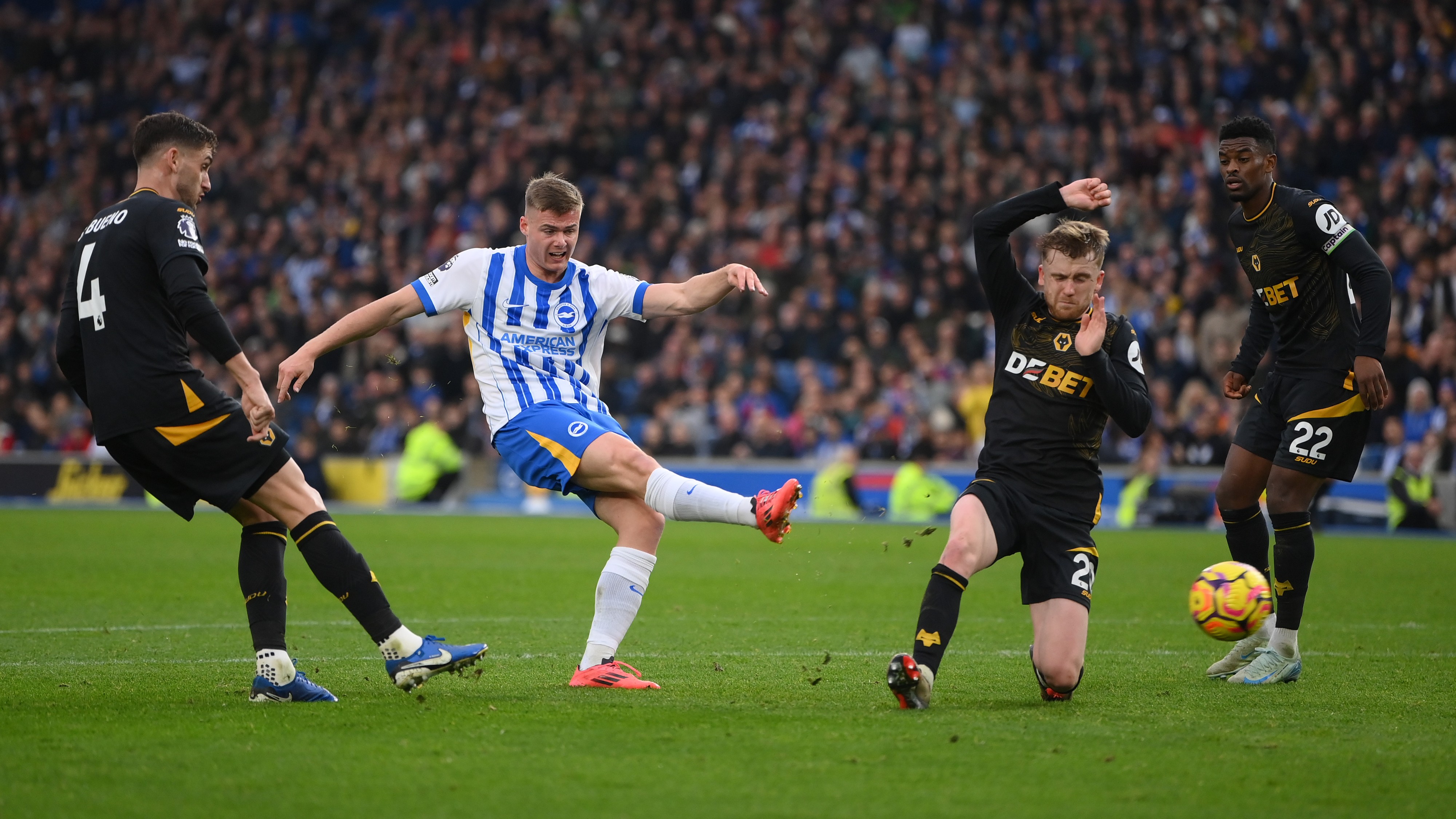 Evan Ferguson dari Brighton & Hove Albion mencetak gol