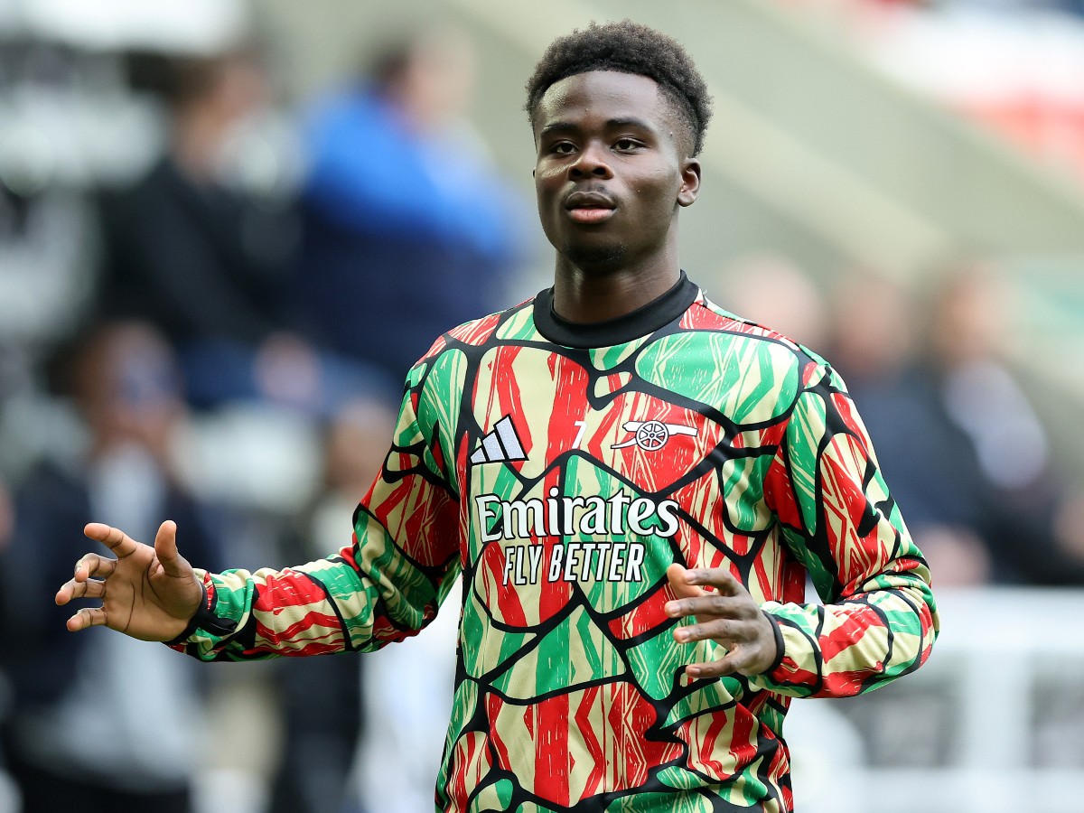 Bukayo Saka warming up for Arsenal