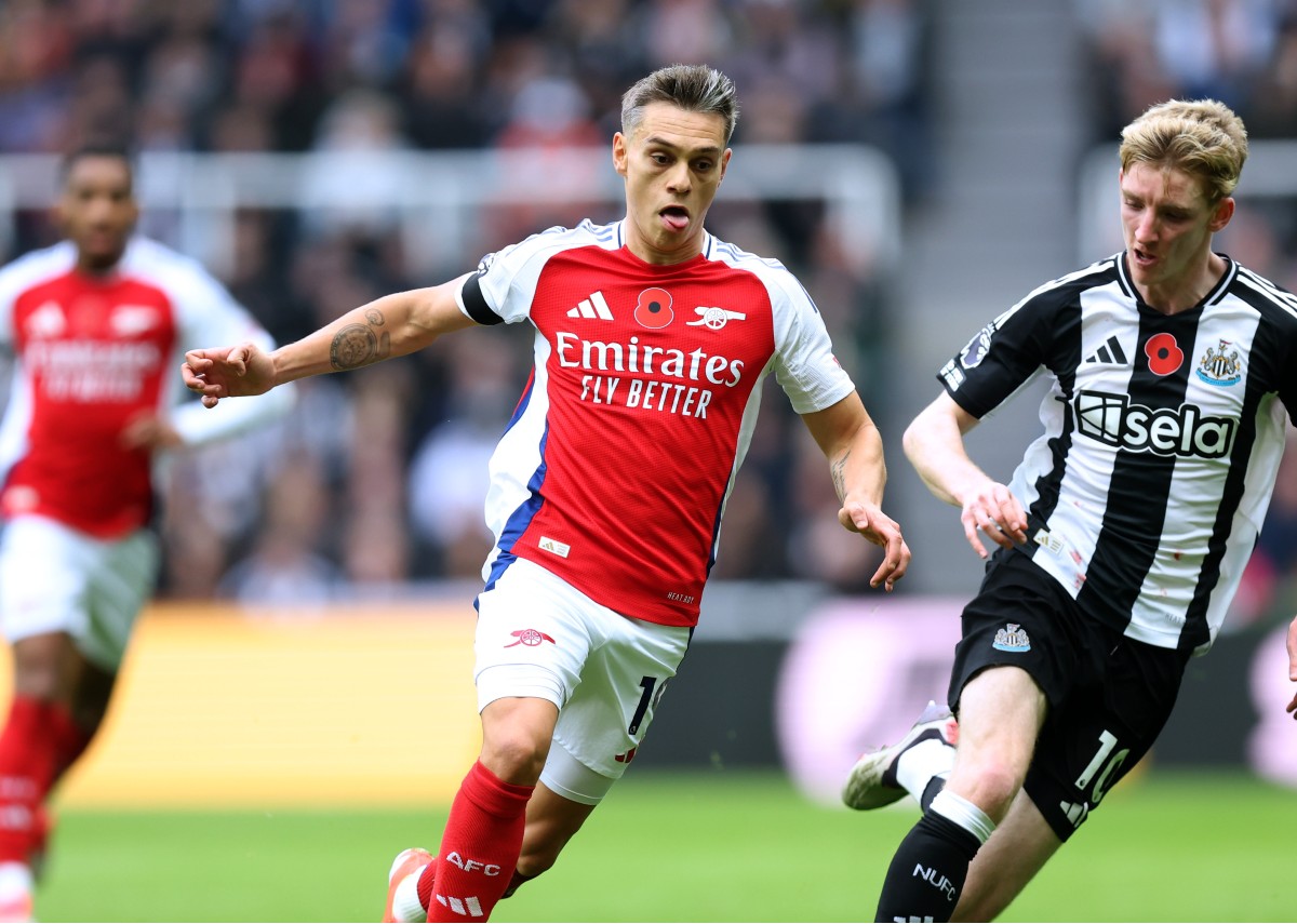 Leandro Trossard in action for Arsenal