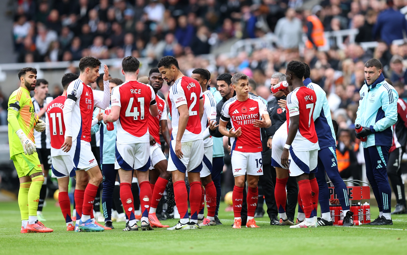 Bukayo Saka wants Arsenal players to stick together.