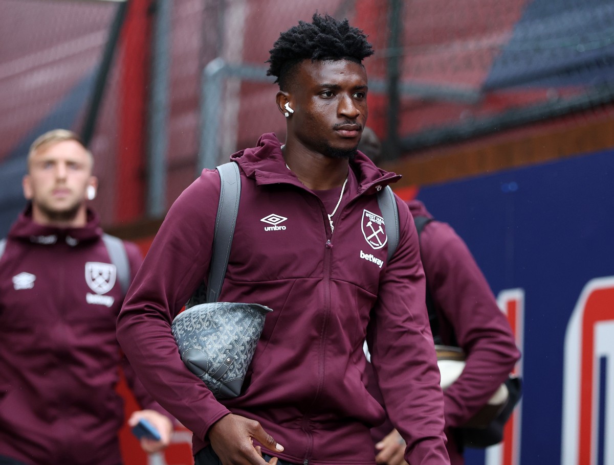 Mohammed Kudus walking off the coach before a game for West Ham