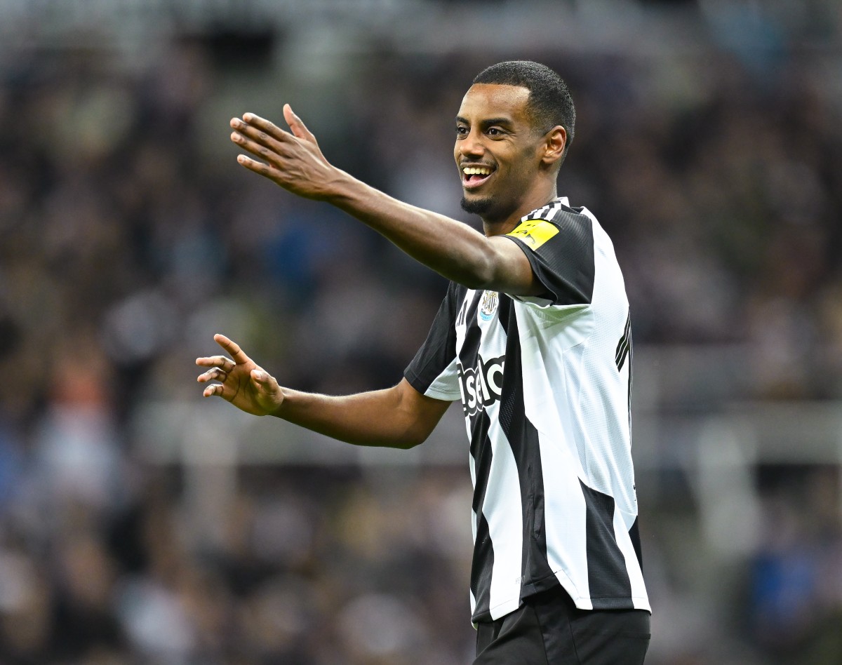 Alexander Isak in action for Newcastle vs Brentford