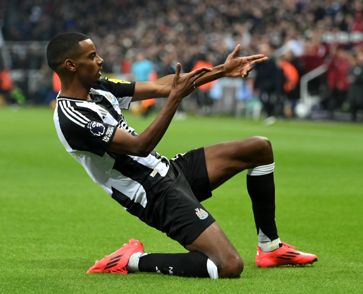 Alexander Isak celebrates scoring for Newcastle against Liverpool