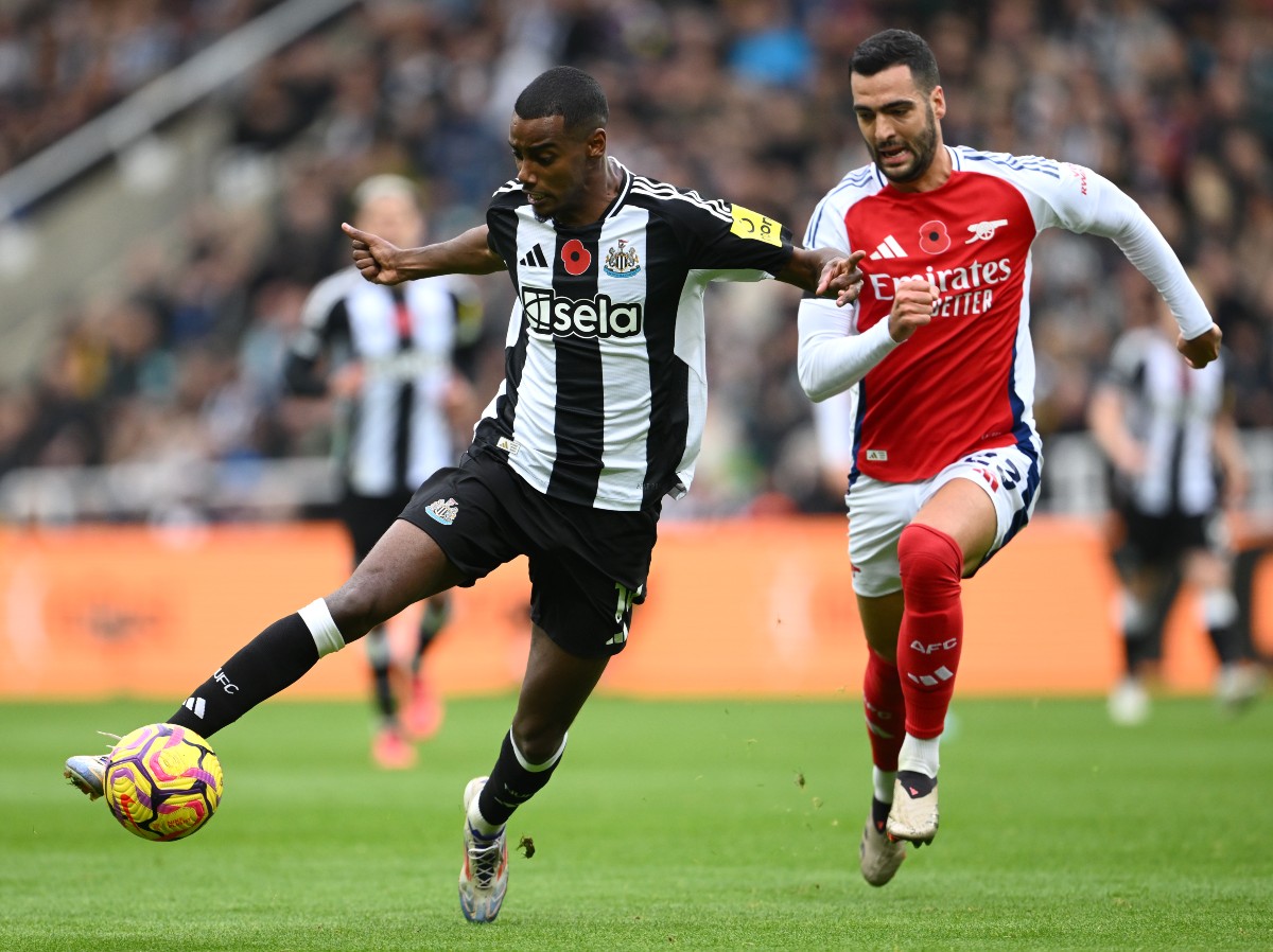 Alexander Isak in action for Newcastle against Arsenal