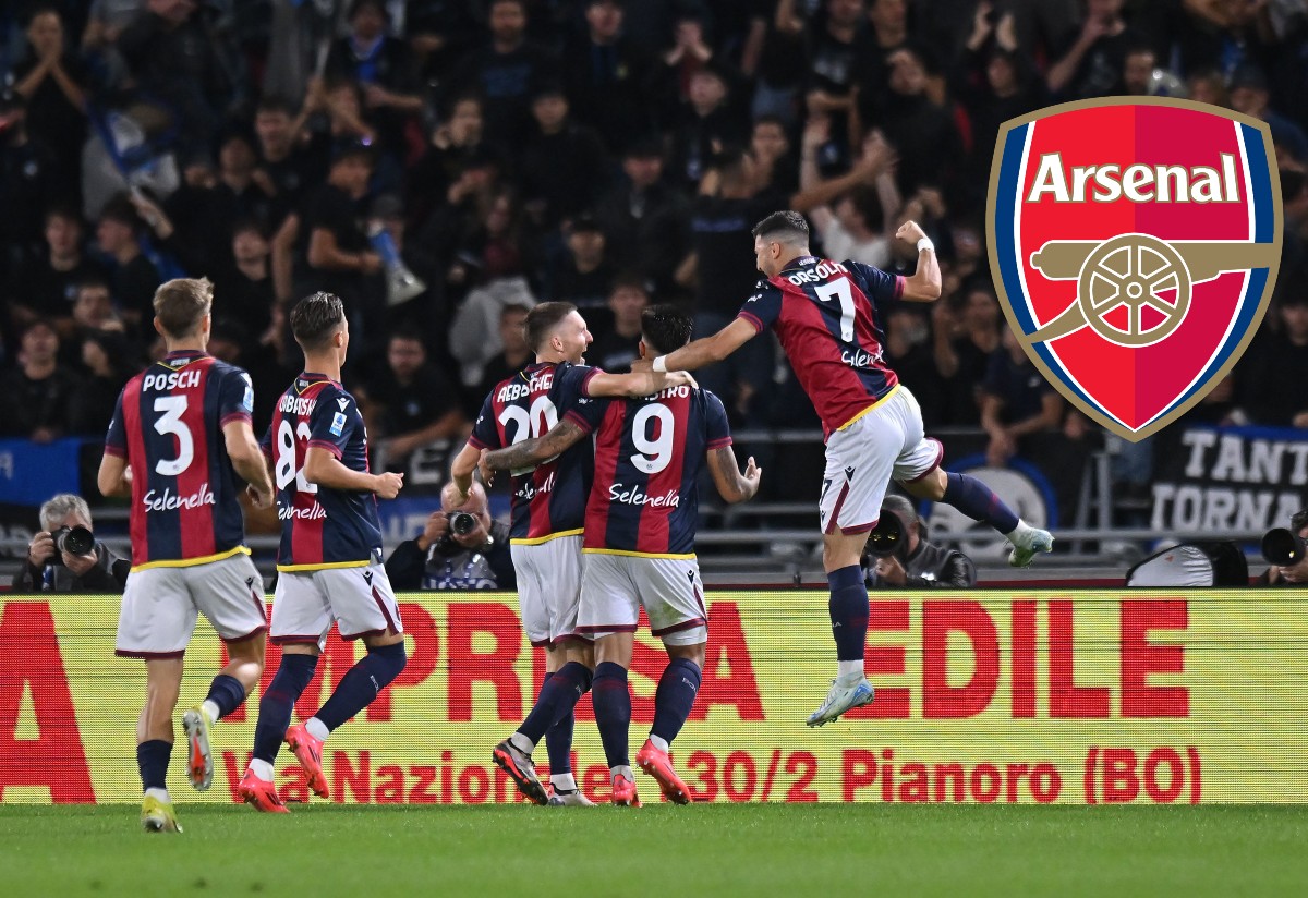 Santiago Castro celebrates with his Bologna teammates