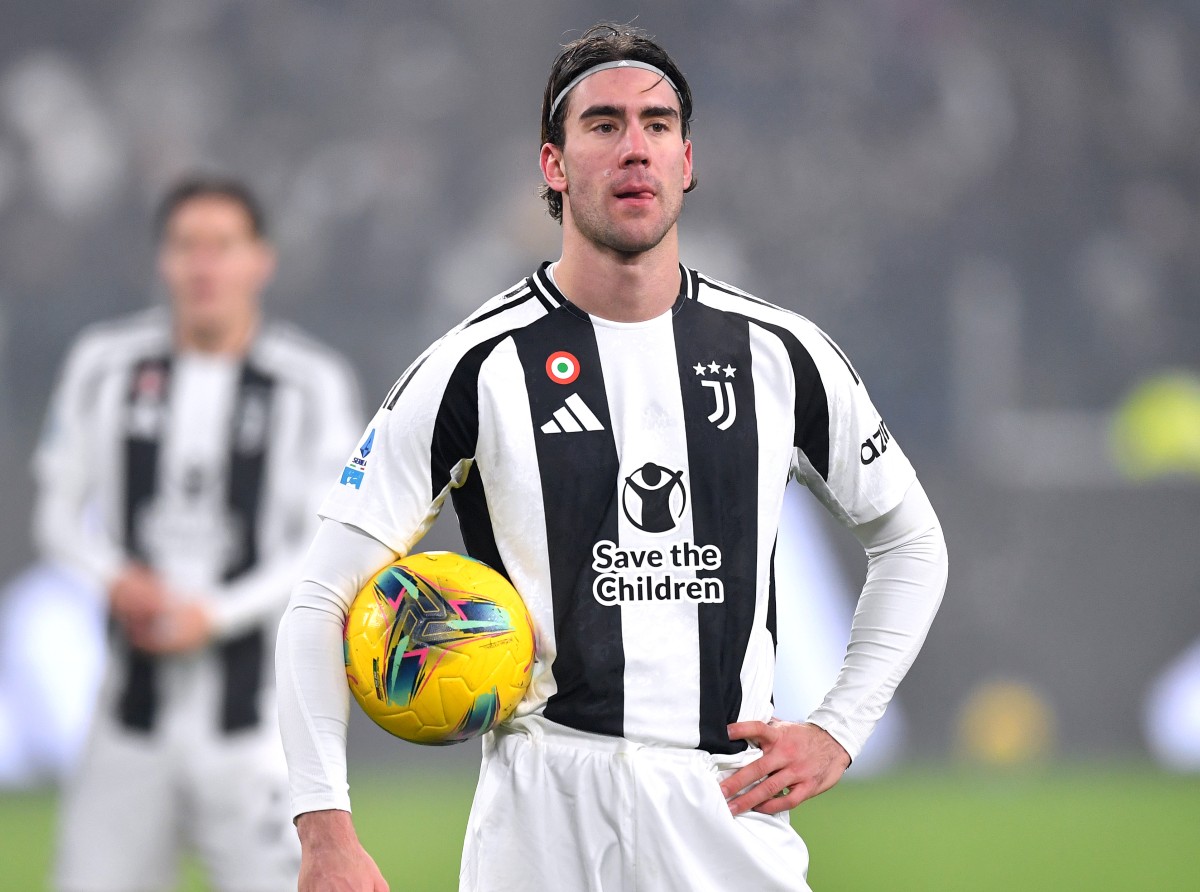 Dusan Vlahovic of Juventus holding the ball before taking a penalty