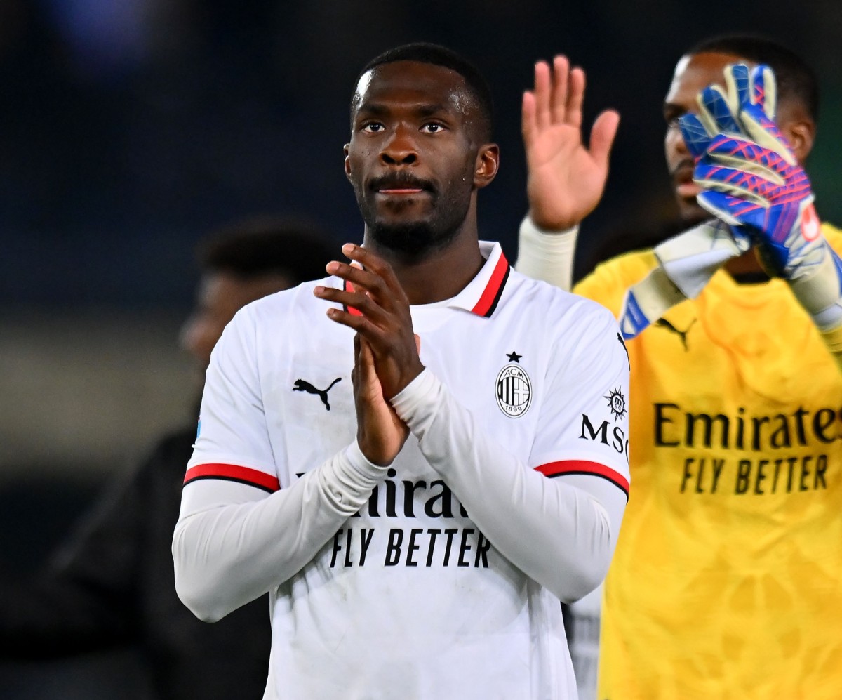 Fikayo Tomori applauds the AC Milan fans