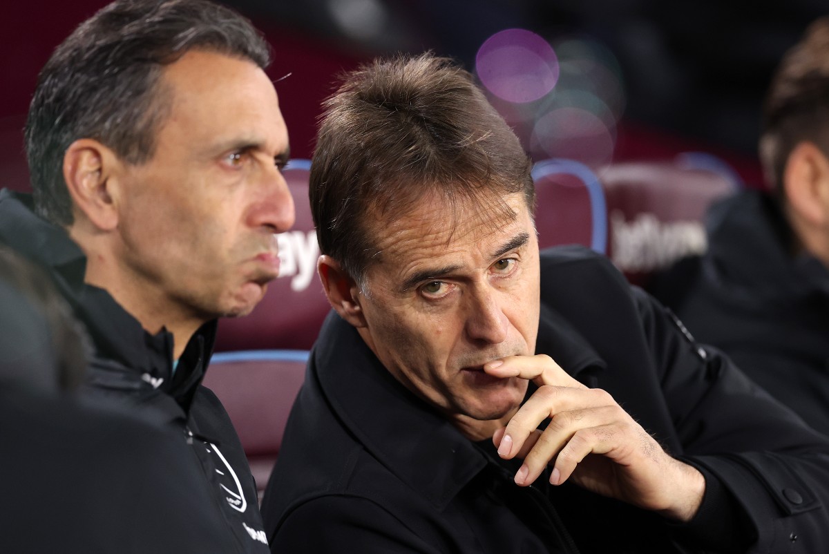 Julen Lopetegui talks to his assistant during West Ham's defeat to Liverpool