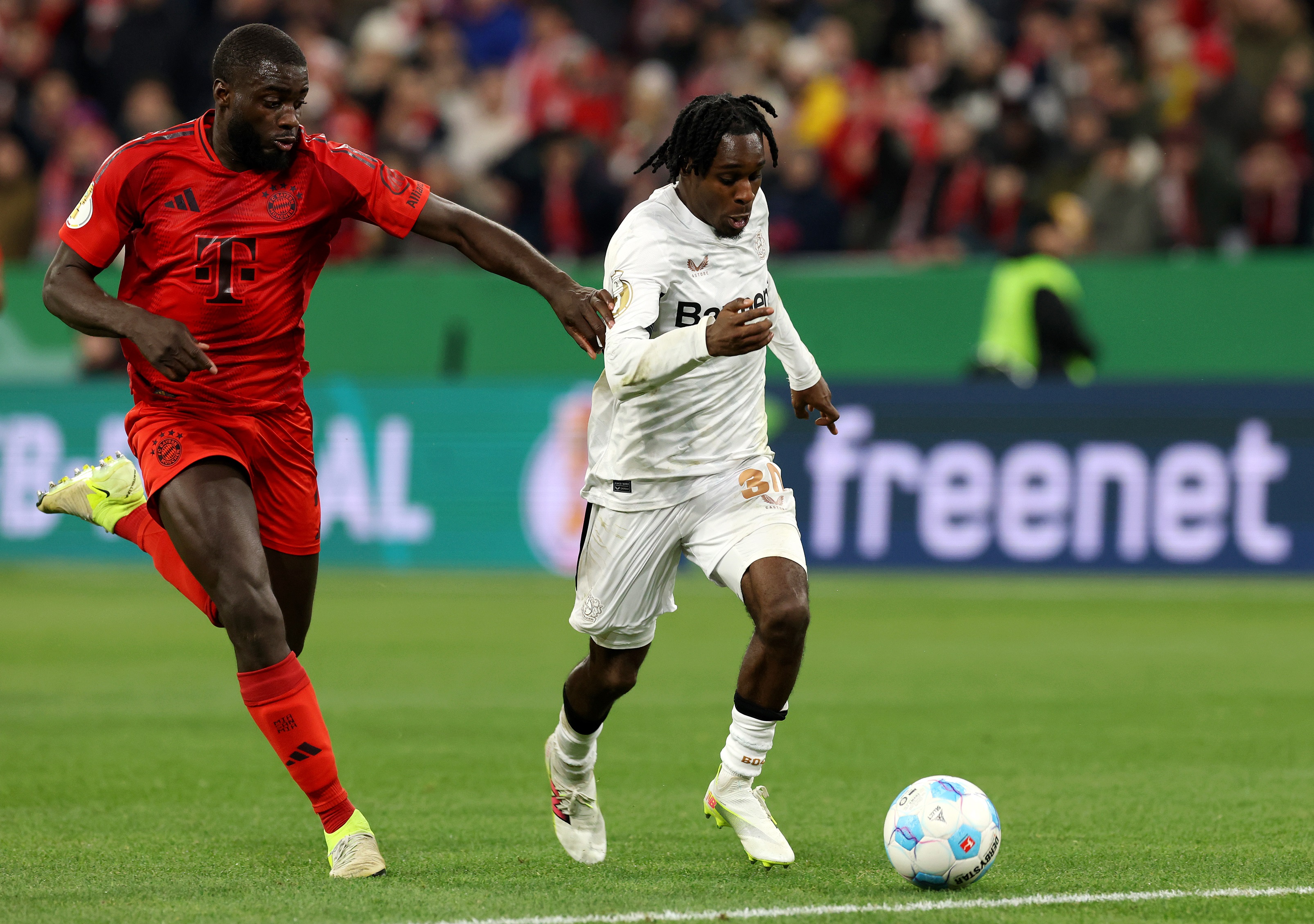 Jeremie Frimpong dribbles with the ball against FC Bayern Munich.