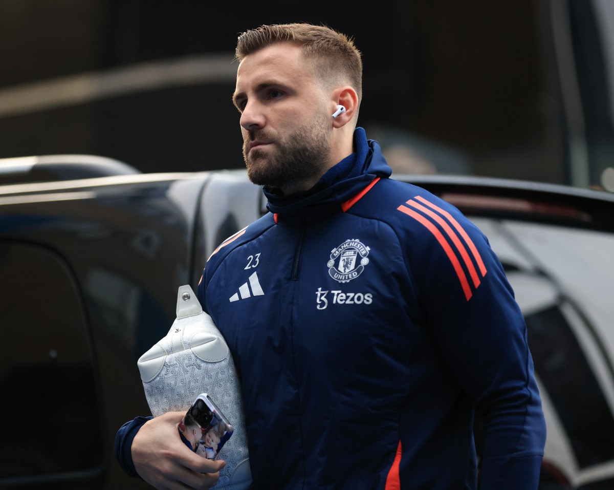 Luke Shaw steps off the Man United team bus