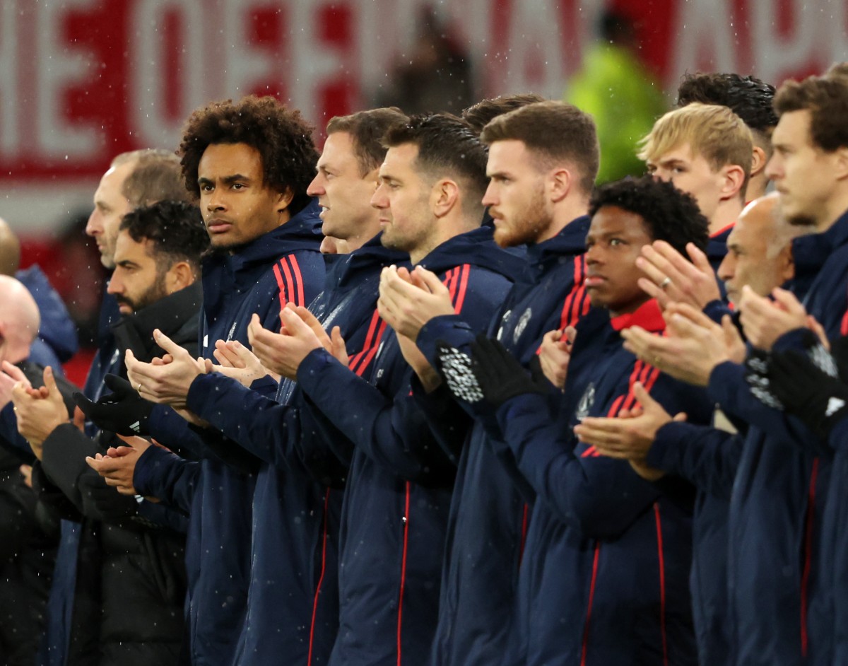 Manchester United players applauding