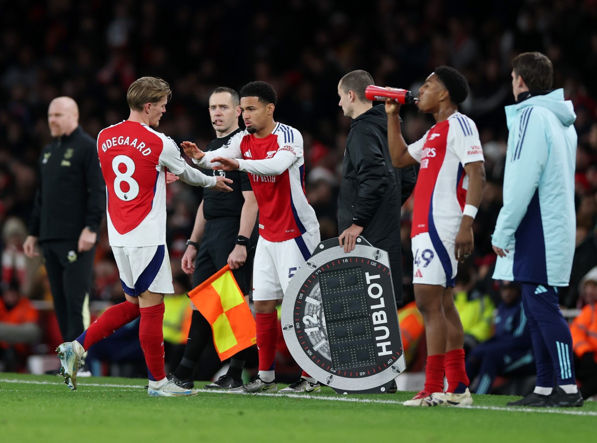 Martin Odegaard is replaced by Ethan Nwaneri during Arsenal's 0-0 draw with Everton