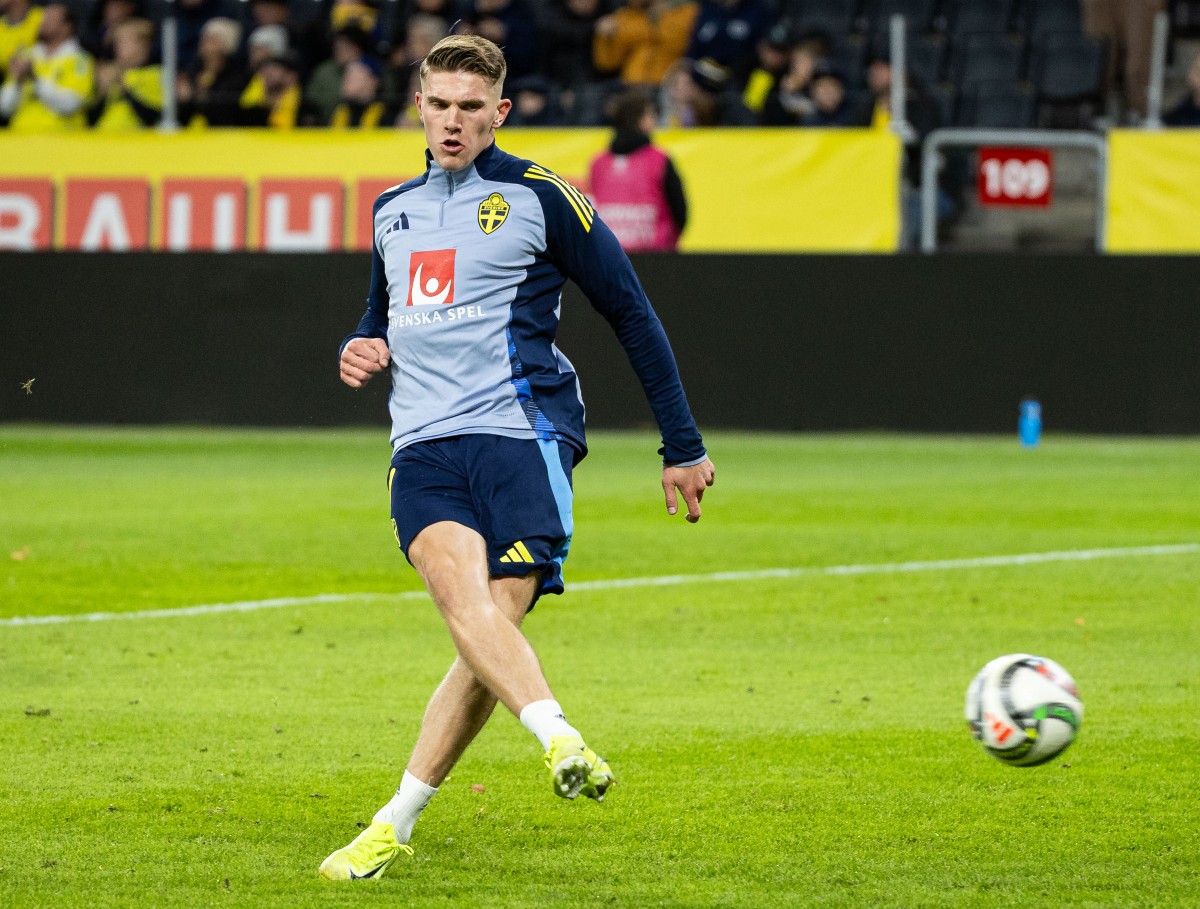 Viktor Gyokeres in the pre-game warmup with the Swedish national team