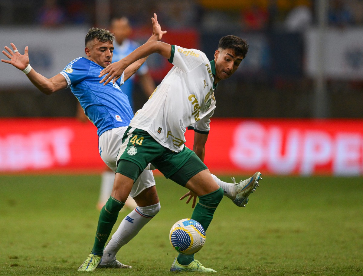 Vitor Reis in action for Palmeiras against Bahia