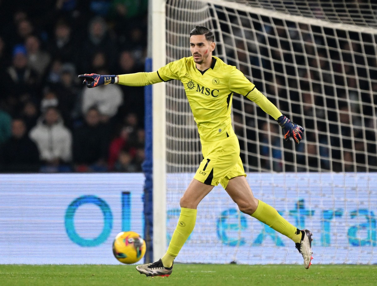 Alex Meret in action for Napoli