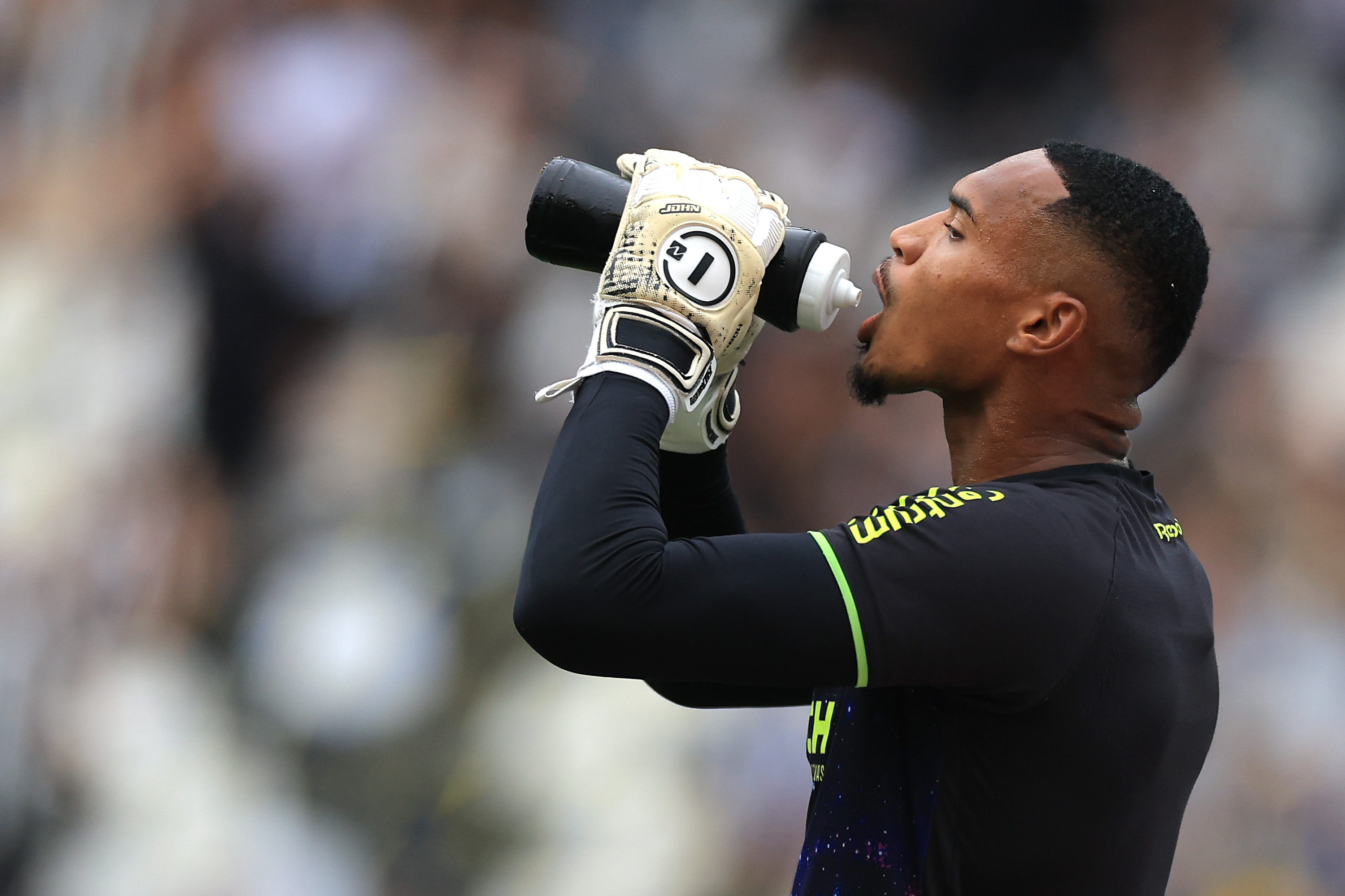 Goalkeeper John Victor of Botafogo warms up prior to a match