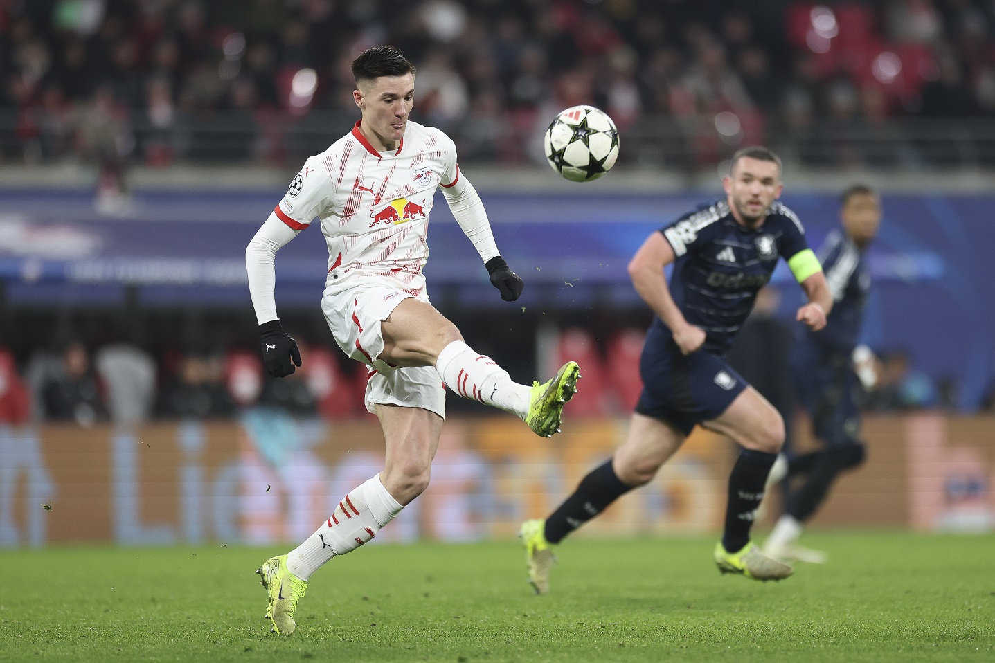 Benjamin Sesko controls the ball