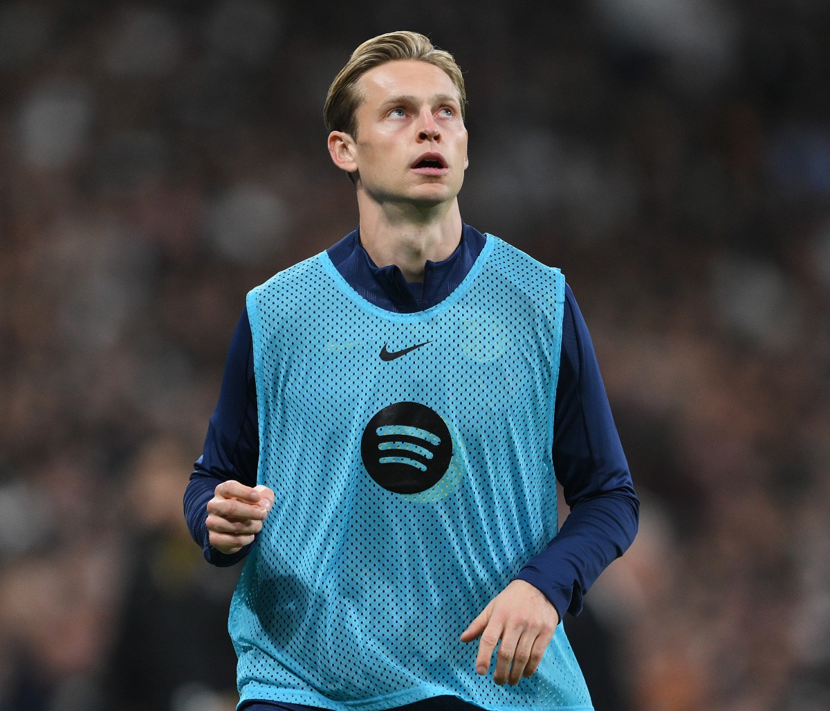 Frenkie de Jong warming up for Barcelona