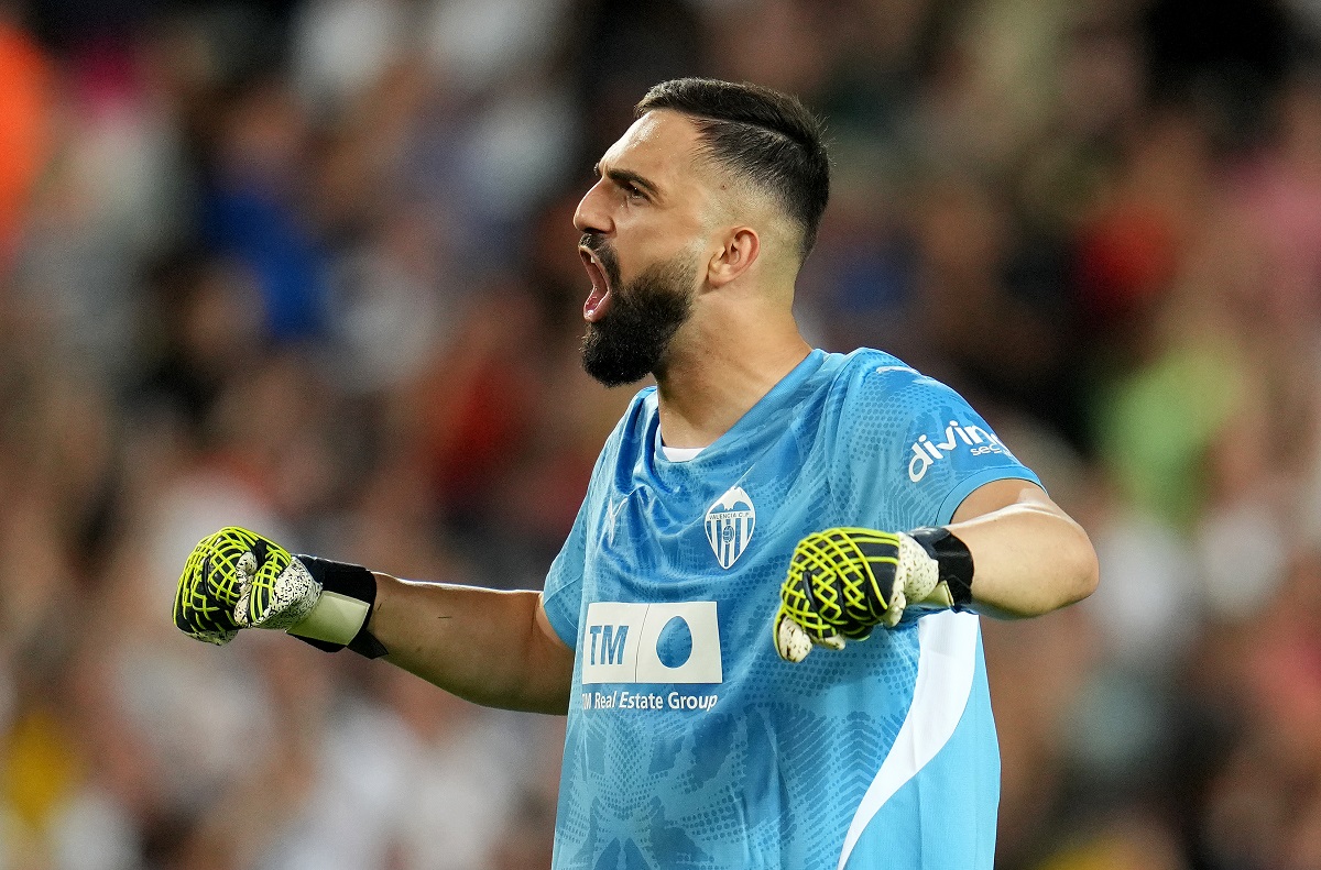 Giorgi Mamardashvili in action for Valencia