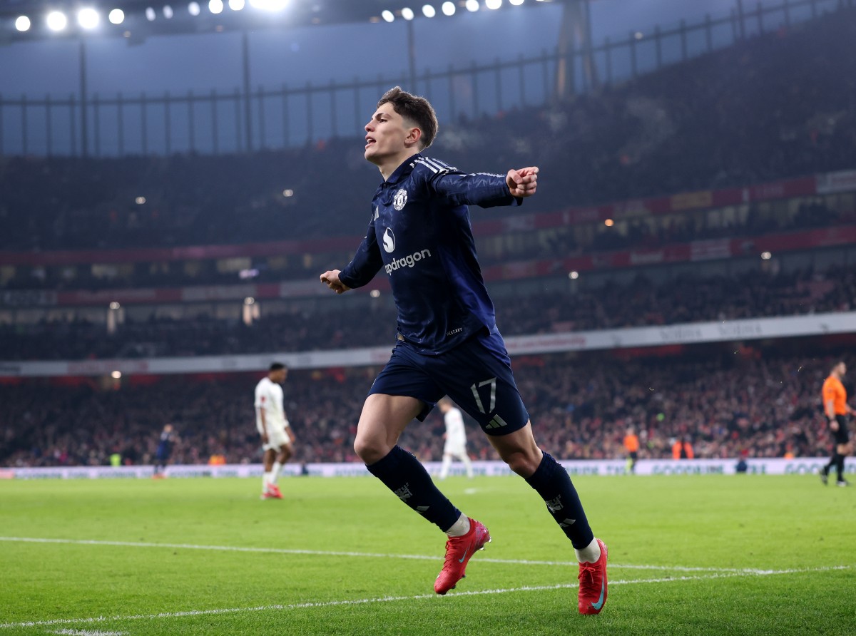 Alejandro Garnacho celebrates Bruno Fernandes' goal for Man Utd vs Arsenal