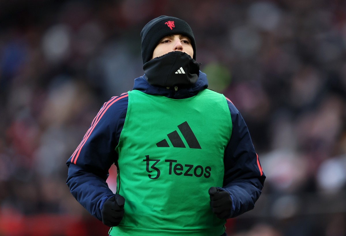 Alejandro Garnacho warms up with Manchester United