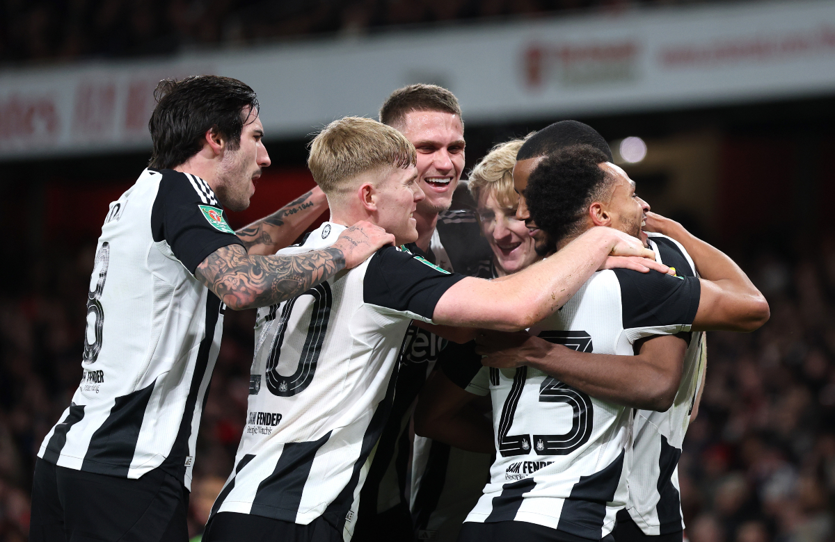 Newcastle players celebrate Alexander Isak goal