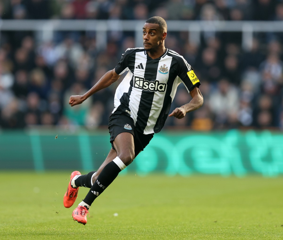 Alexander Isak in action for Newcastle United