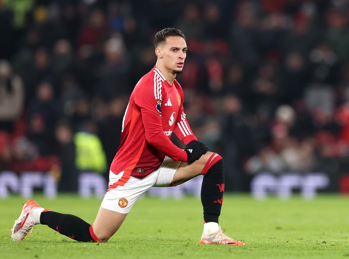 Antony stretching before coming on for Manchester United