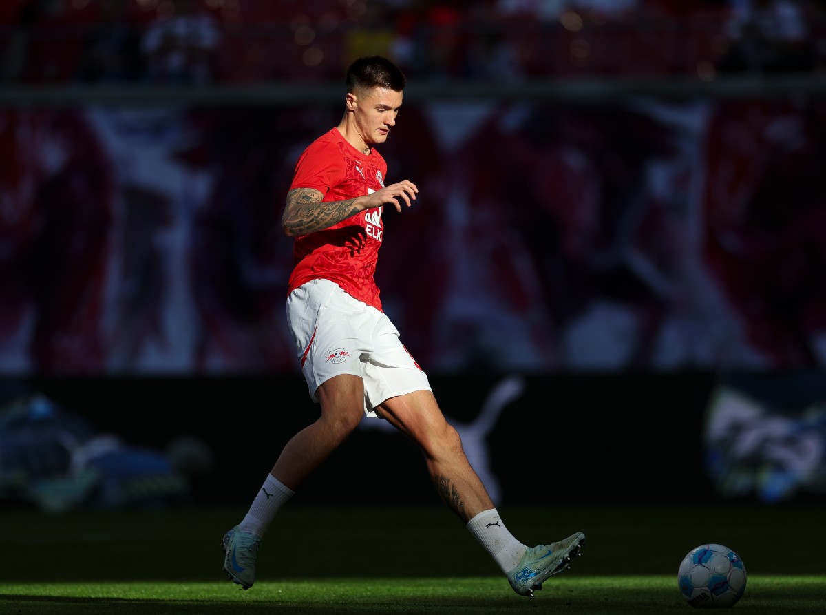 Benjamin Sesko warming up for RB Leipzig