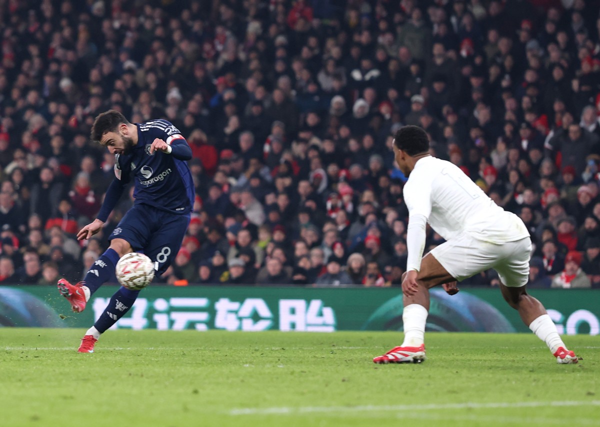 Bruno Fernandes scores against Arsenal