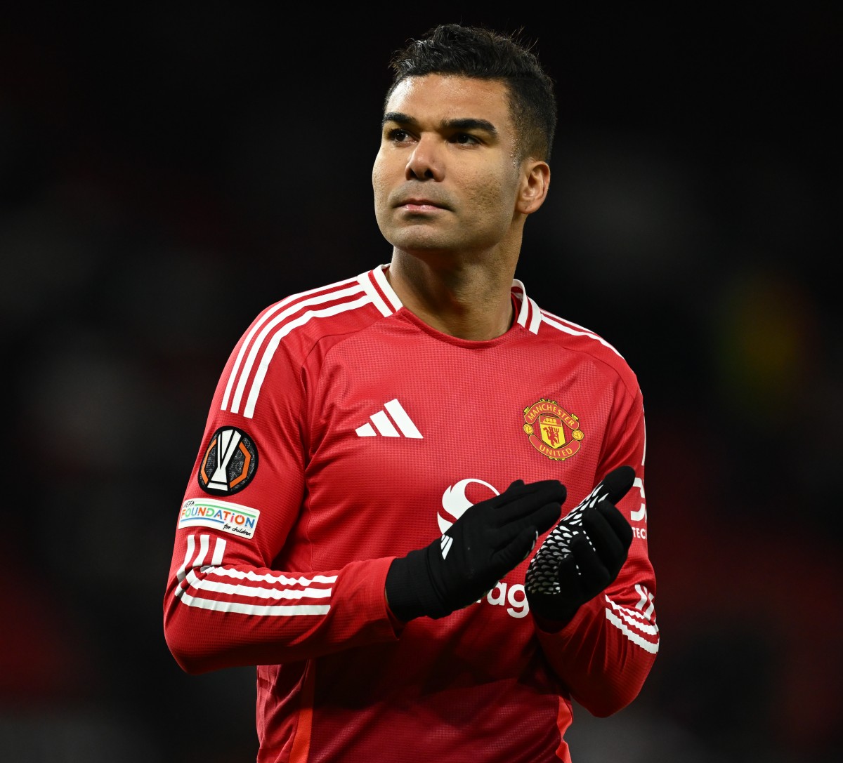 Casemiro applauds the Manchester United fans