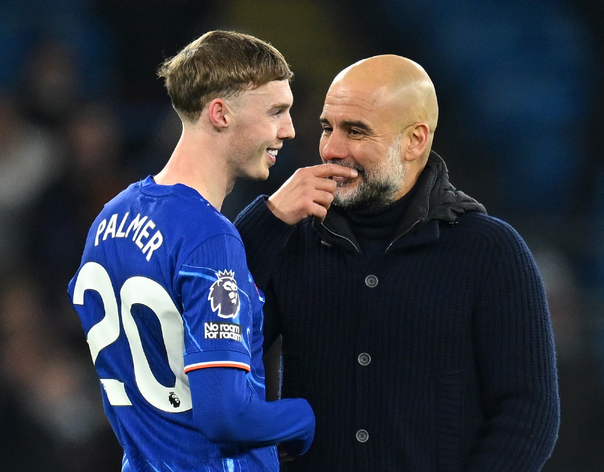 Cole Palmer chatting with Pep Guardiola