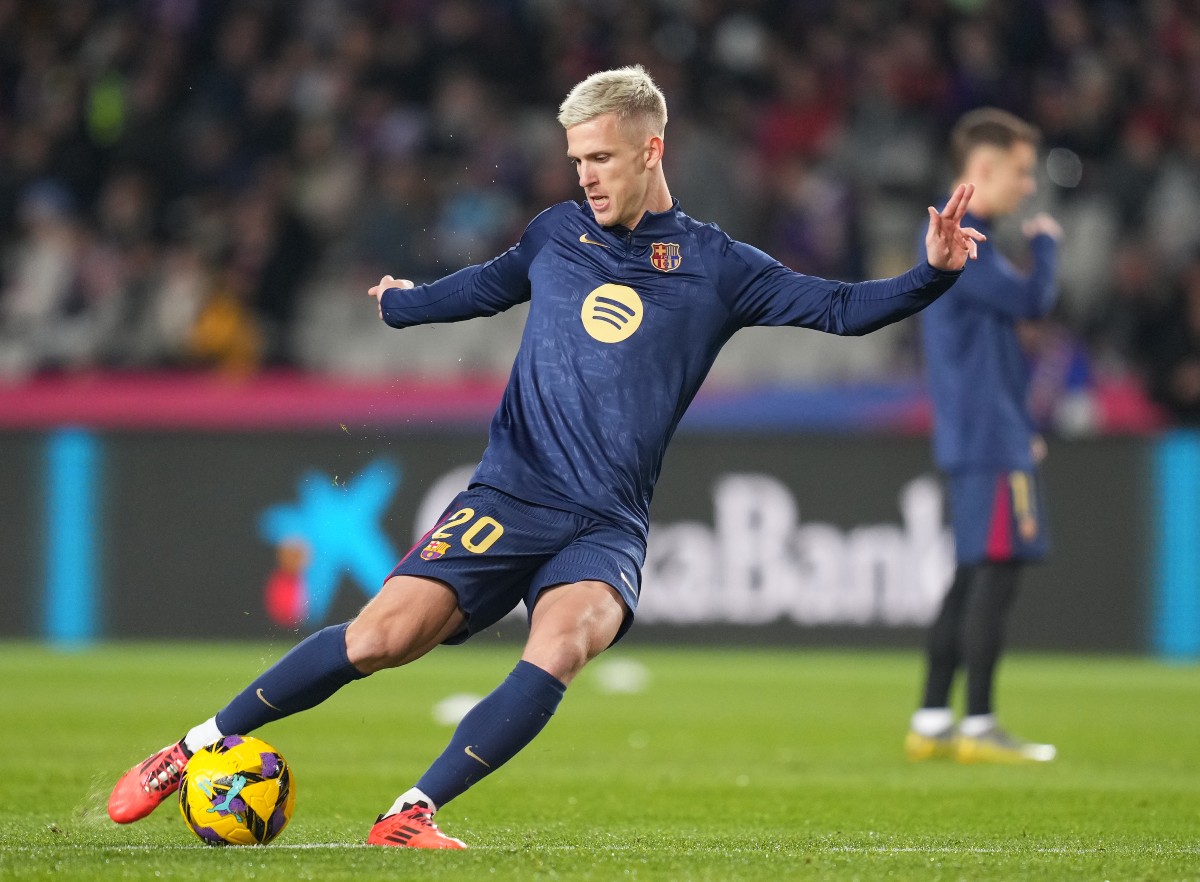 Dani Olmo warming up for Barcelona