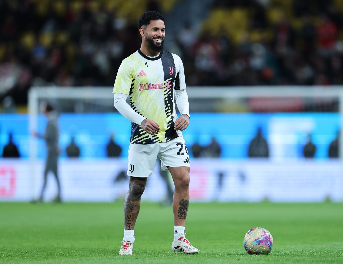 Douglas Luiz warms up for Juventus