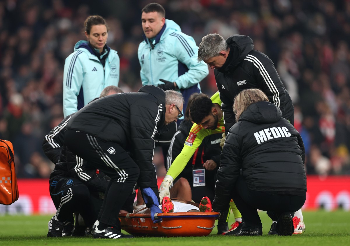 Gabriel Jesus is taken off during Arsenal vs Man United