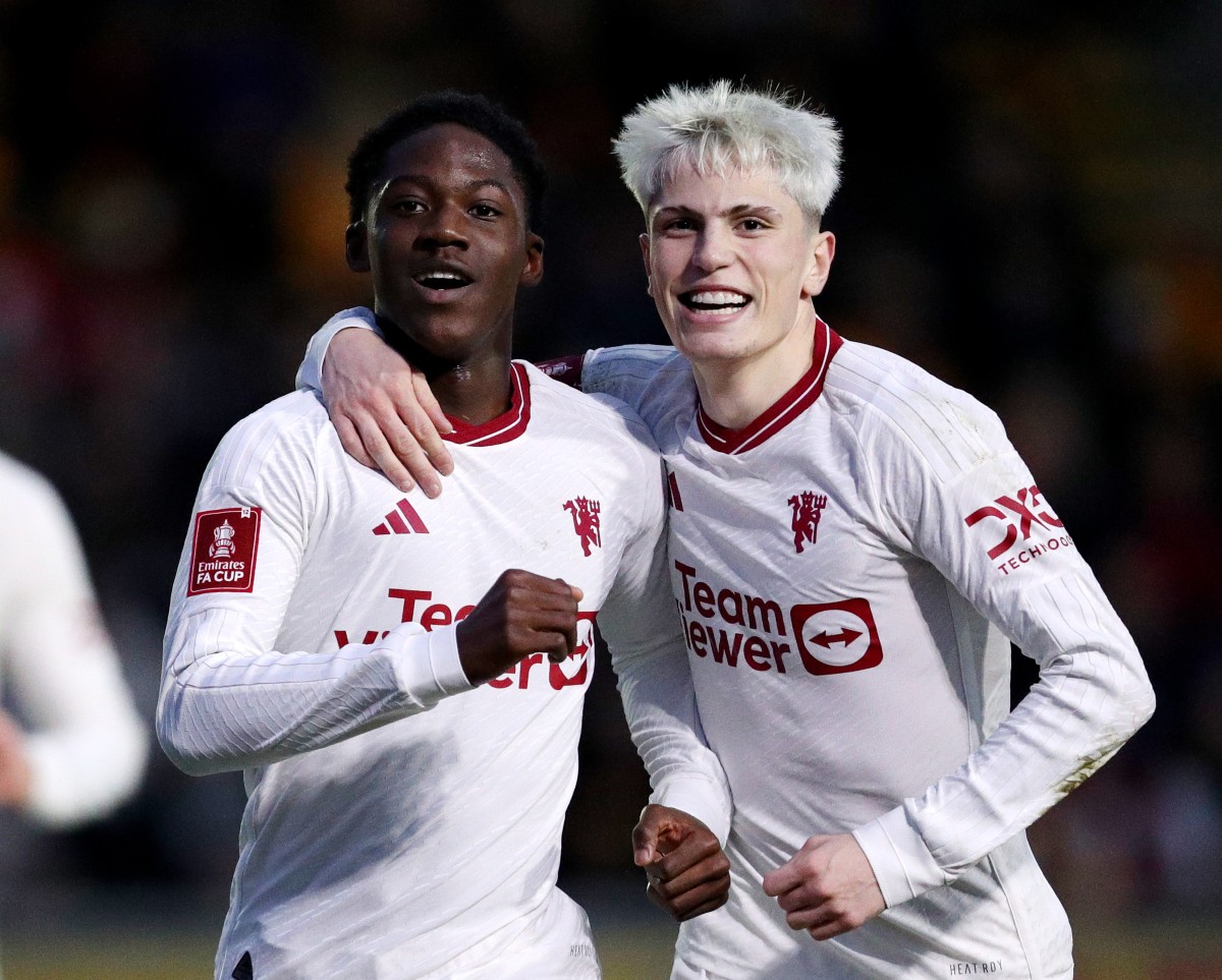 Kobbie Mainoo and Alejandro Garnacho celebrate for Manchester United