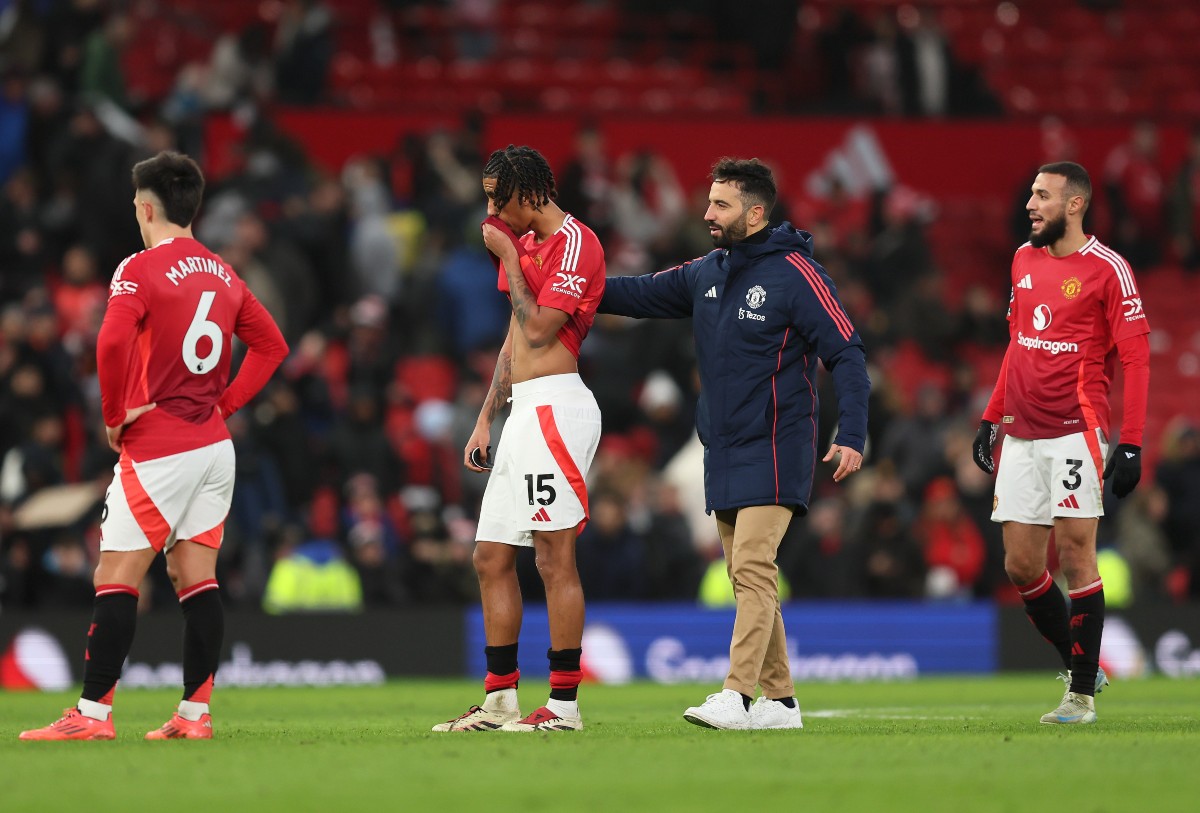 Ruben Amorim comforts Manchester United players