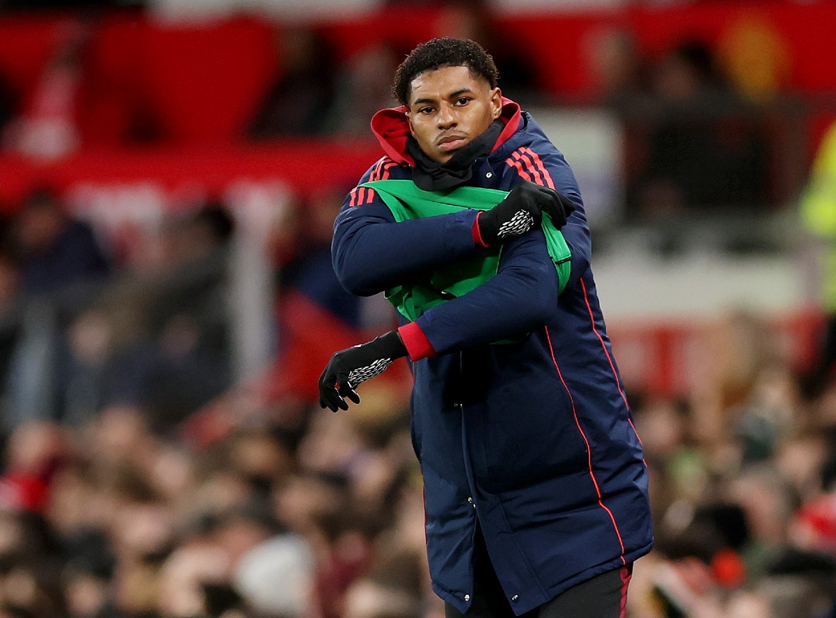 Marcus Rashford removing his bib