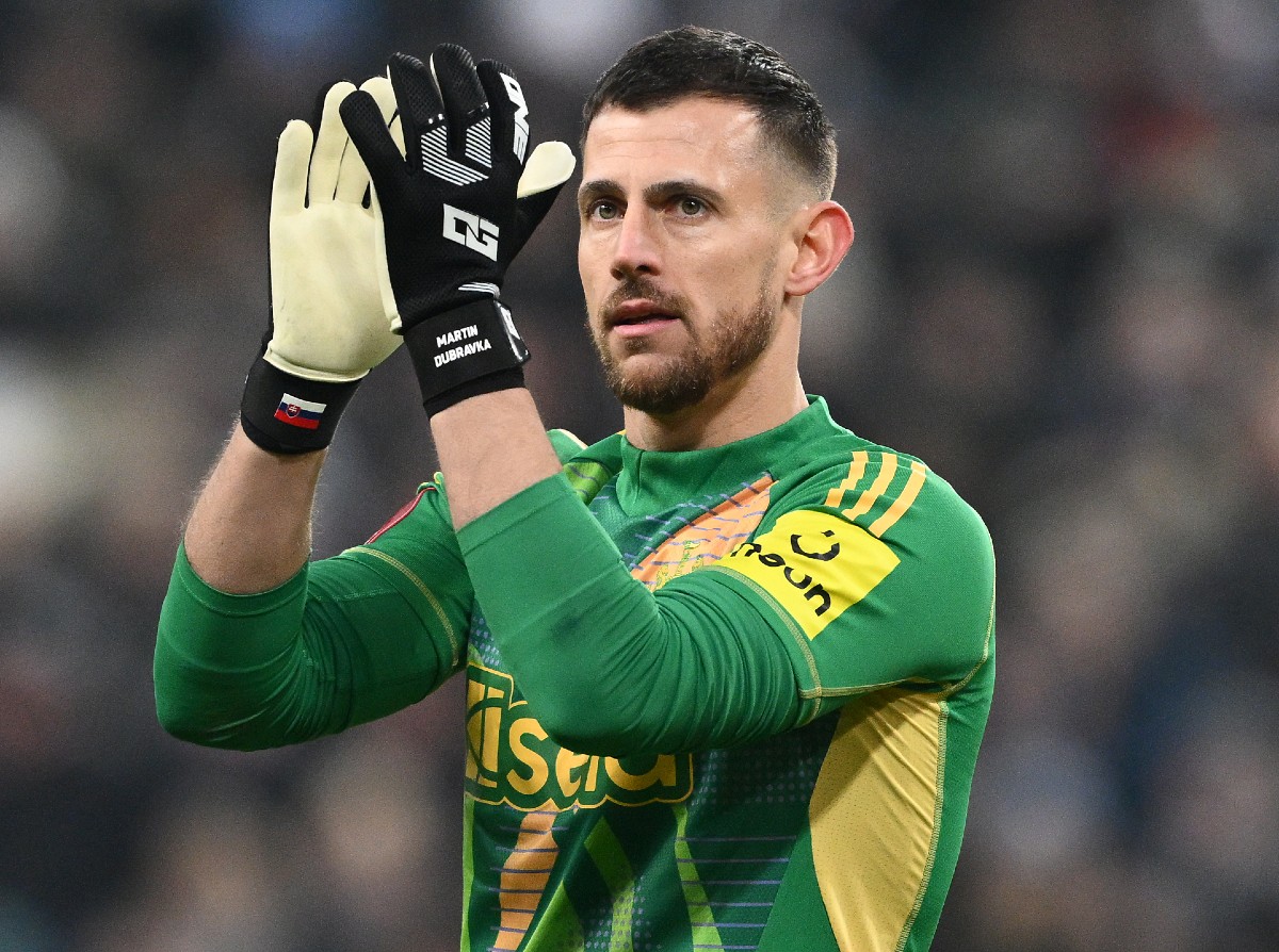 Martin Dubravka applauds the Newcastle fans