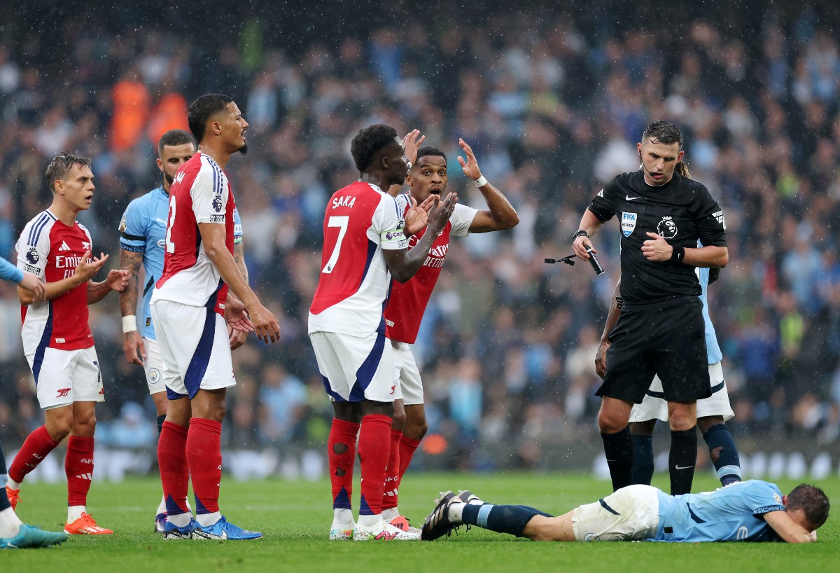 Michael Oliver during Manchester City vs Arsenal