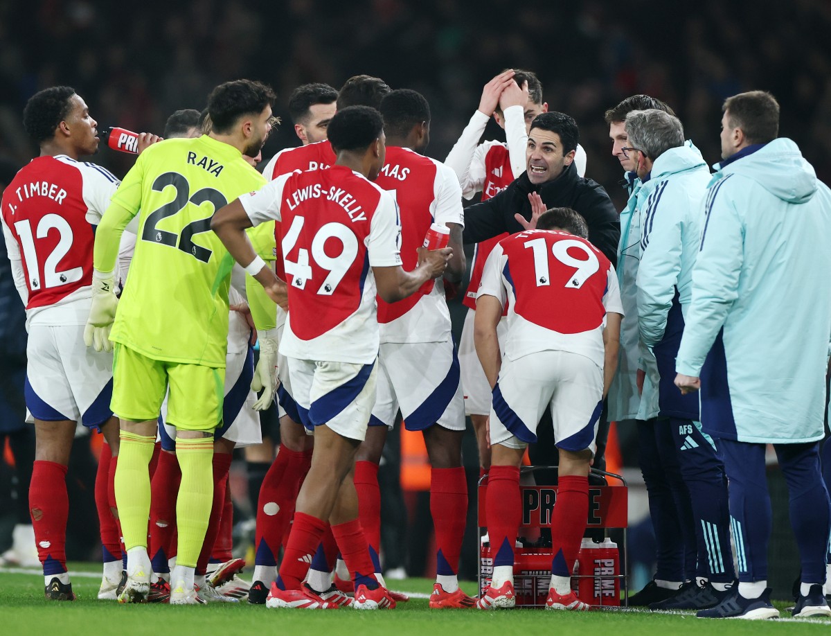 Mikel Arteta talks to Arsenal players during the draw with Aston Villa