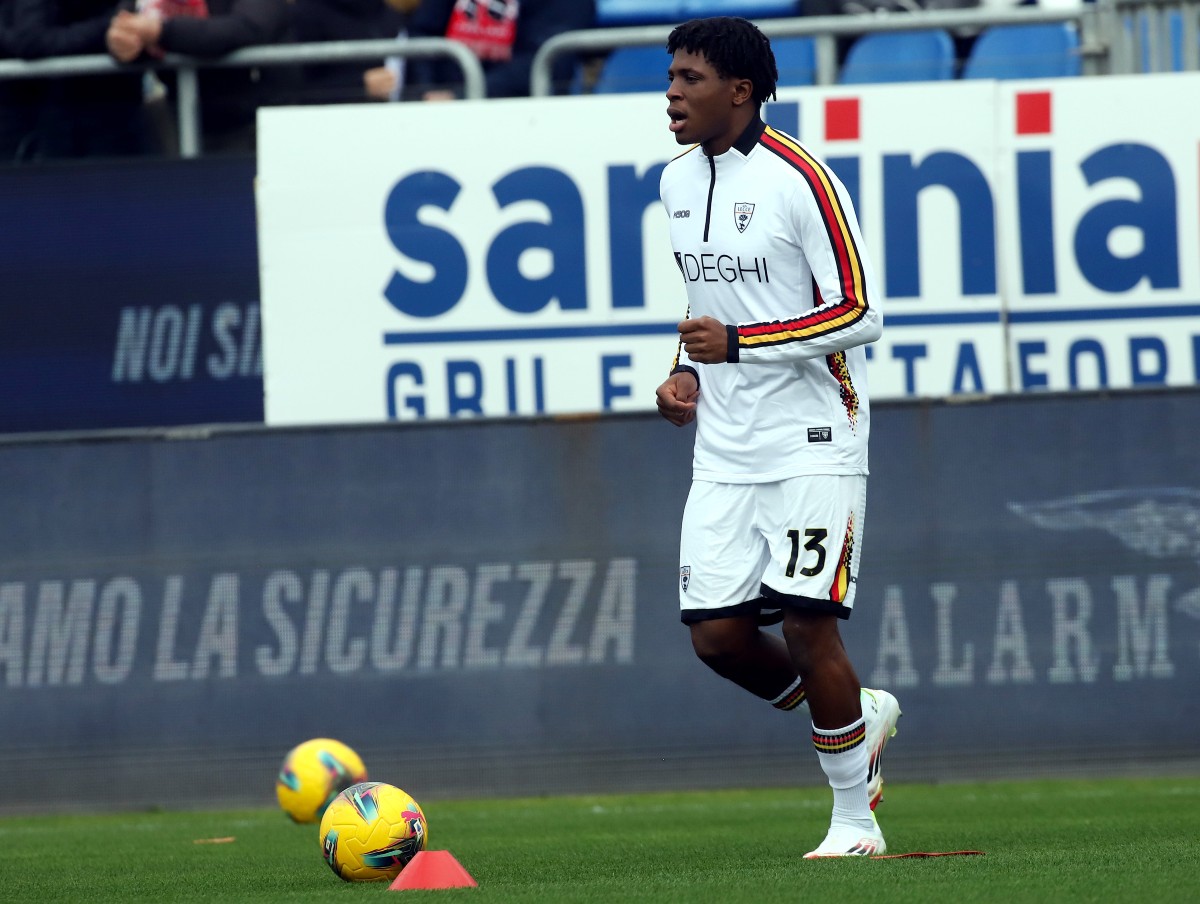 Patrick Dorgu warming up for Lecce