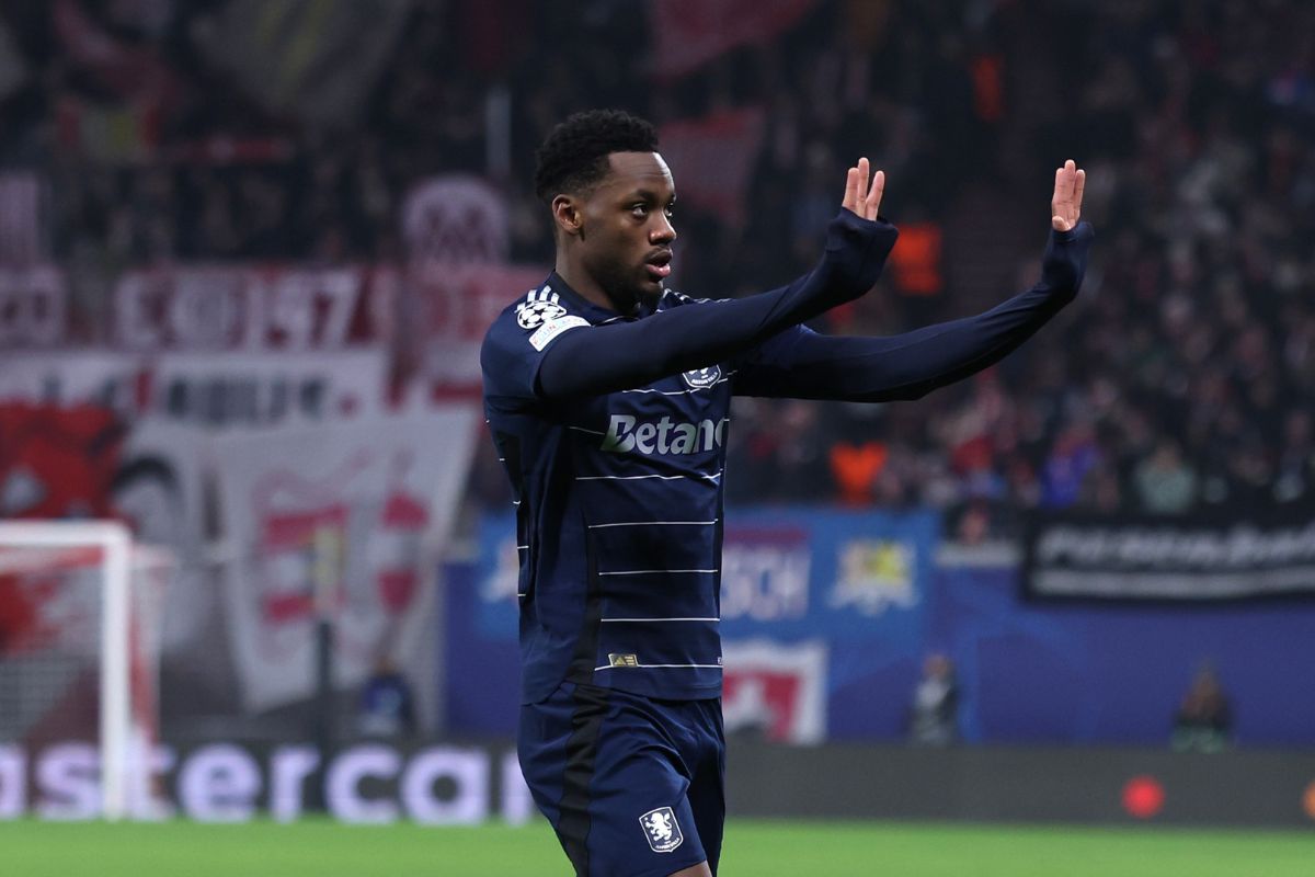 Jhon Duran of Aston Villa celebrates scoring his team's second goal