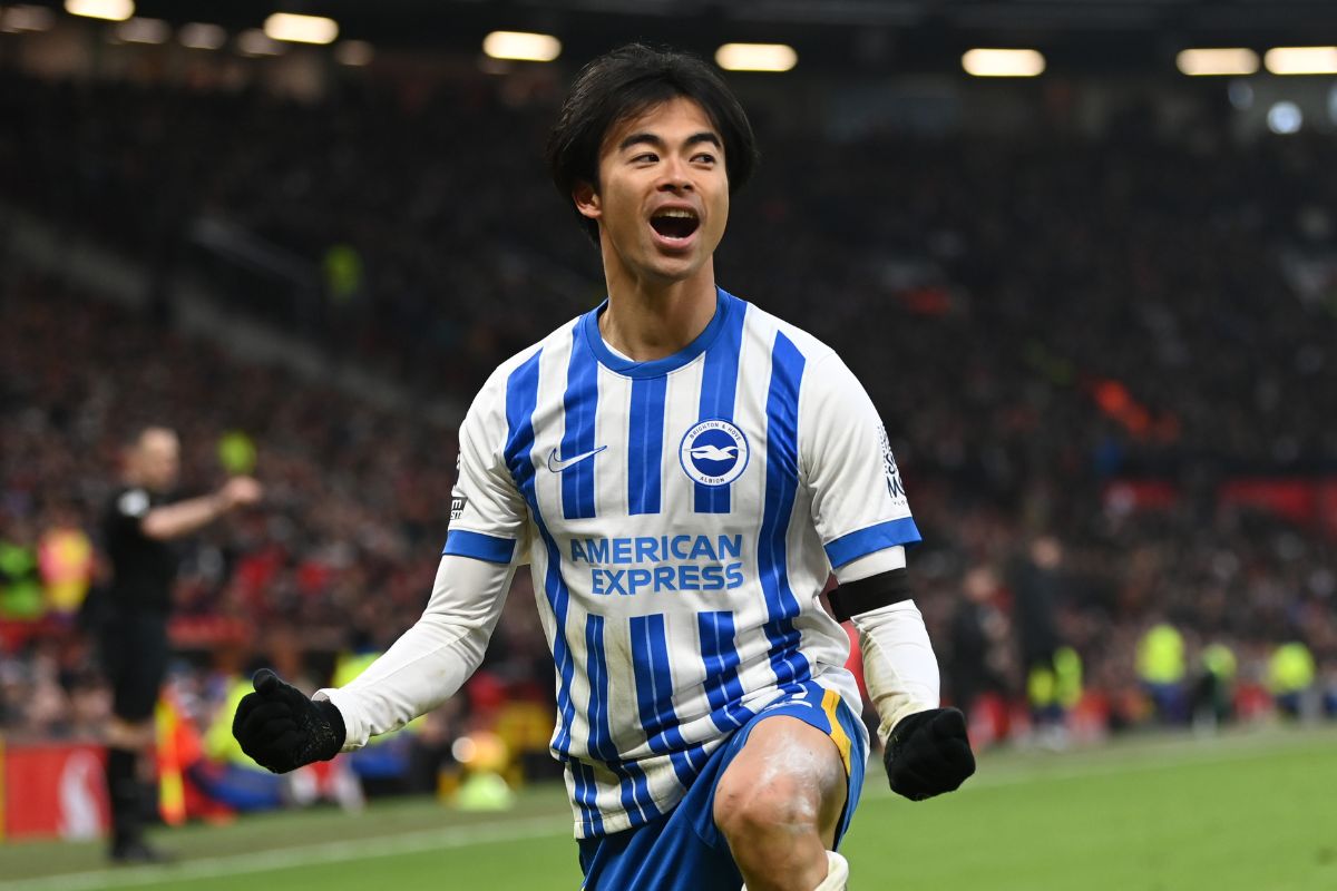 Kaoru Mitoma of Brighton & Hove Albion celebrates